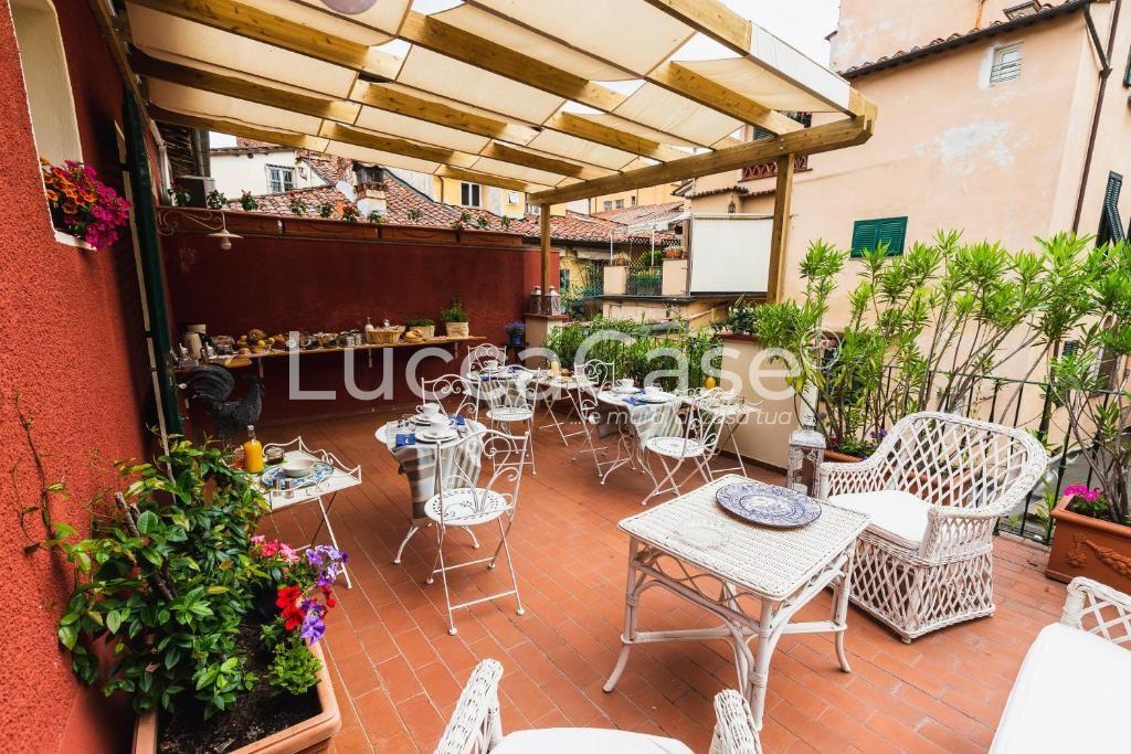 Immagine 3 di Attività commerciale in vendita  a Lucca