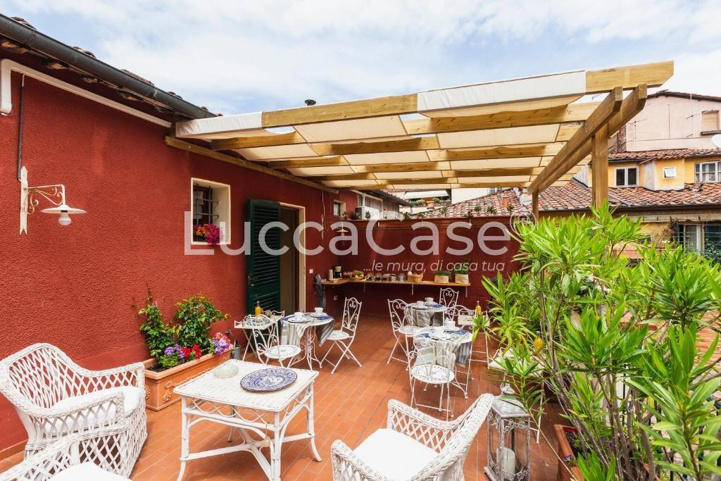 Immagine 5 di Attività commerciale in vendita  a Lucca