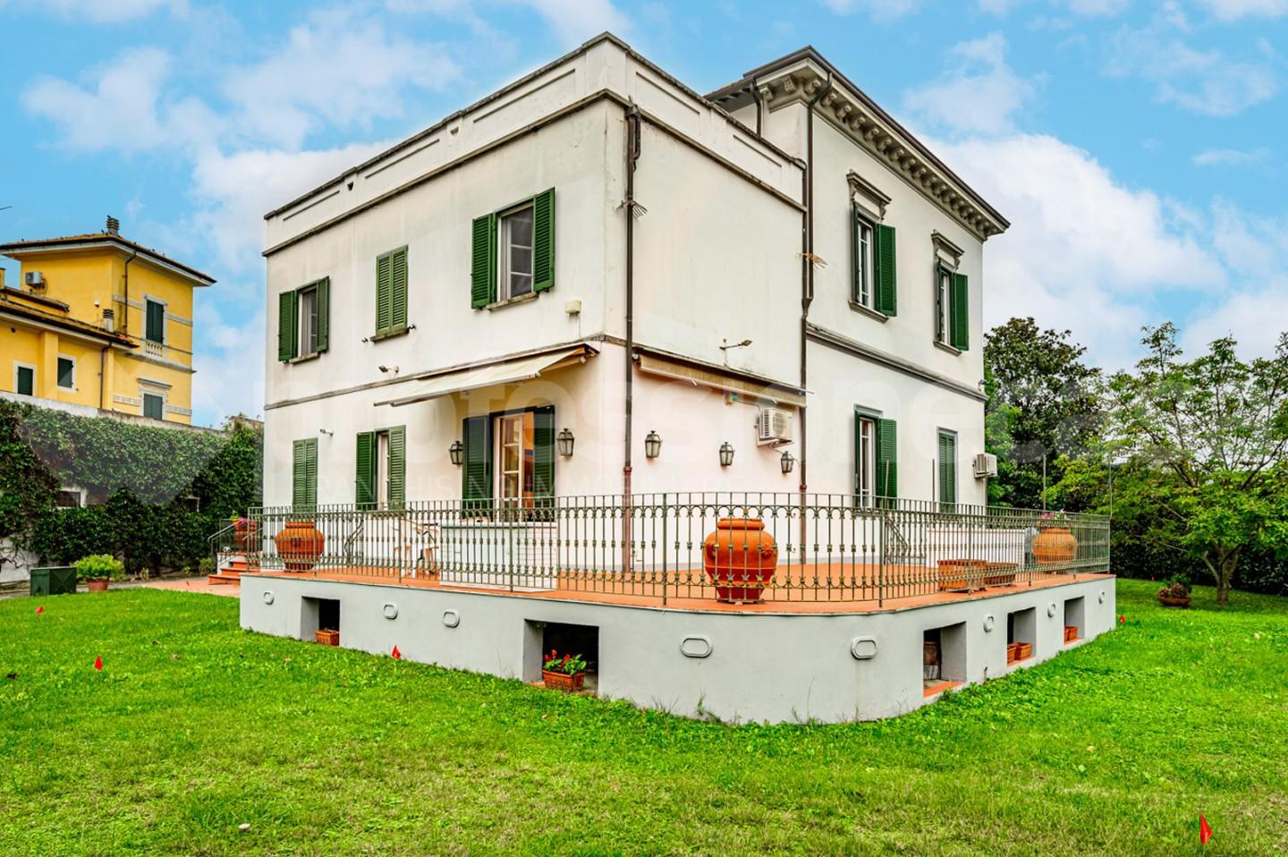 Immagine 7 di Villa in vendita  a Pisa