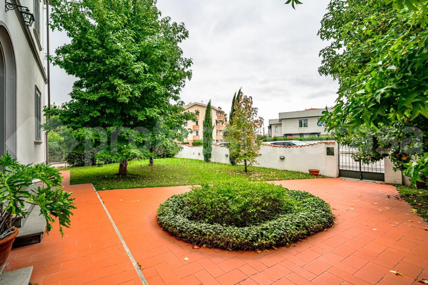 Immagine 3 di Villa in vendita  a Pisa