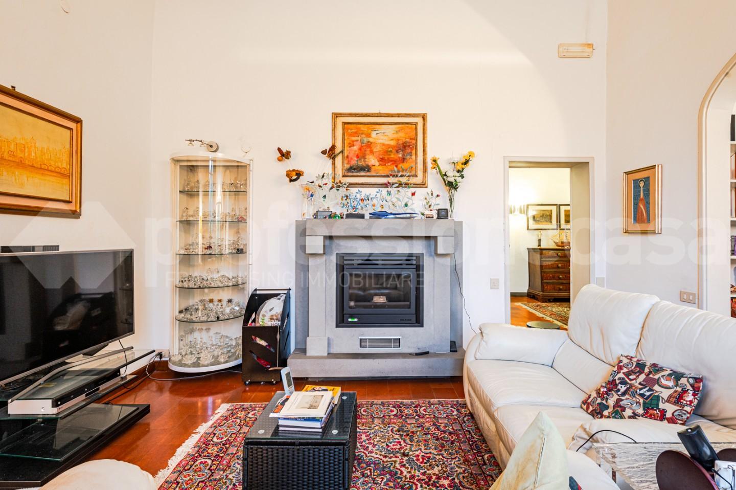 Immagine 11 di Villa in vendita  a Pisa