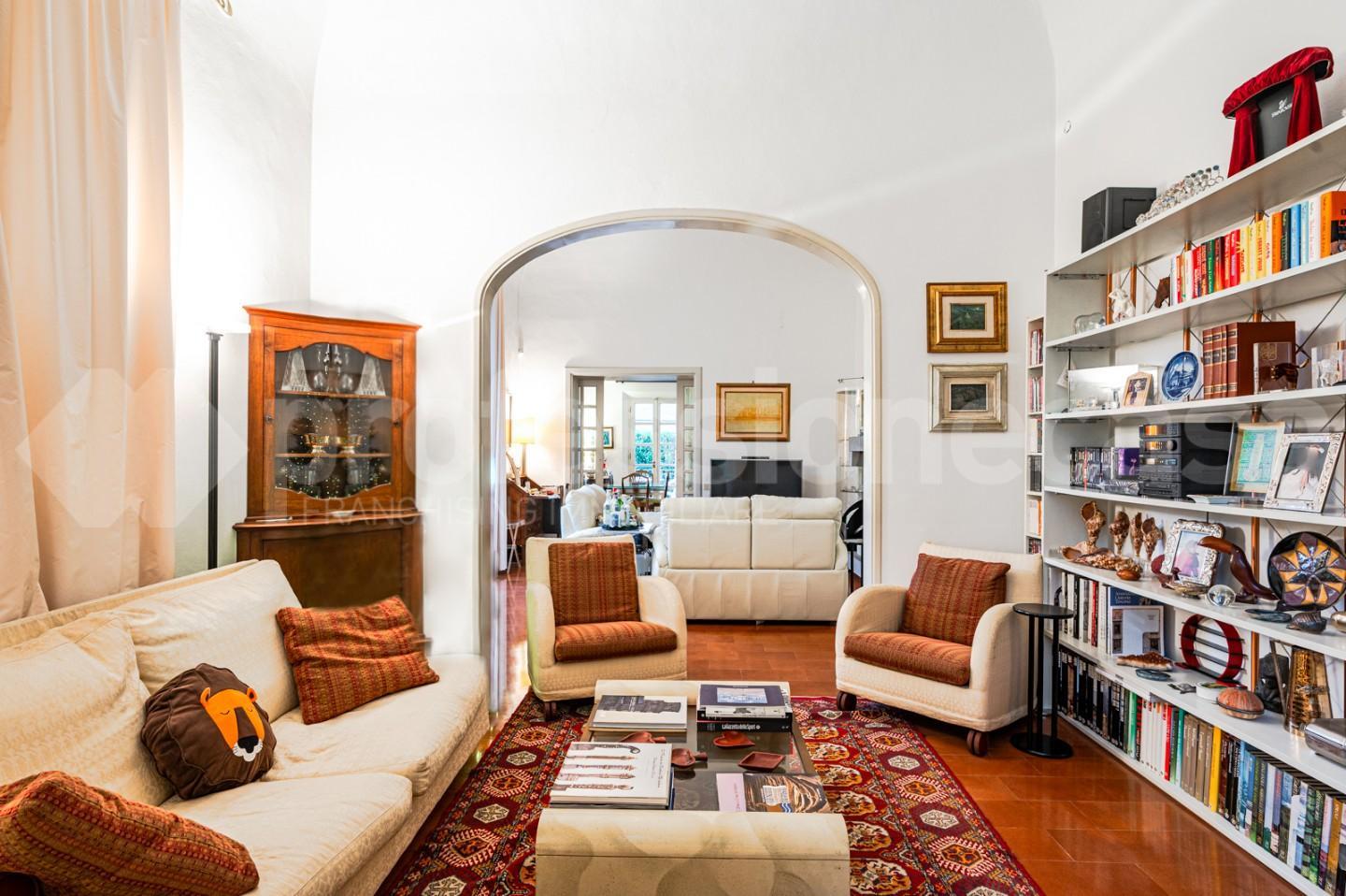 Immagine 13 di Villa in vendita  a Pisa