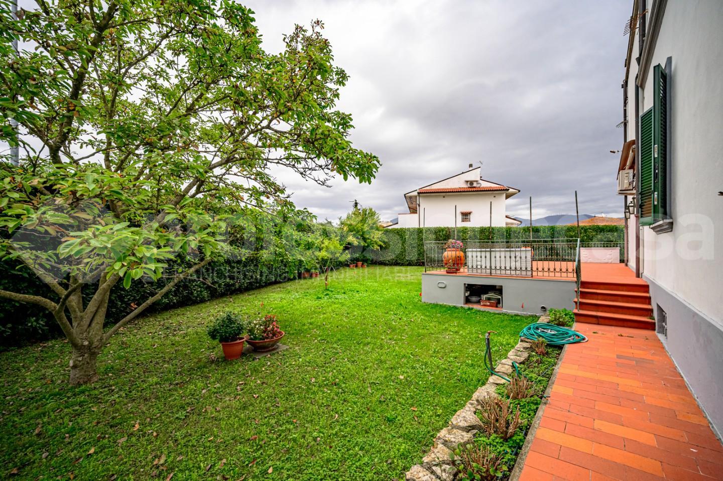 Immagine 4 di Villa in vendita  a Pisa