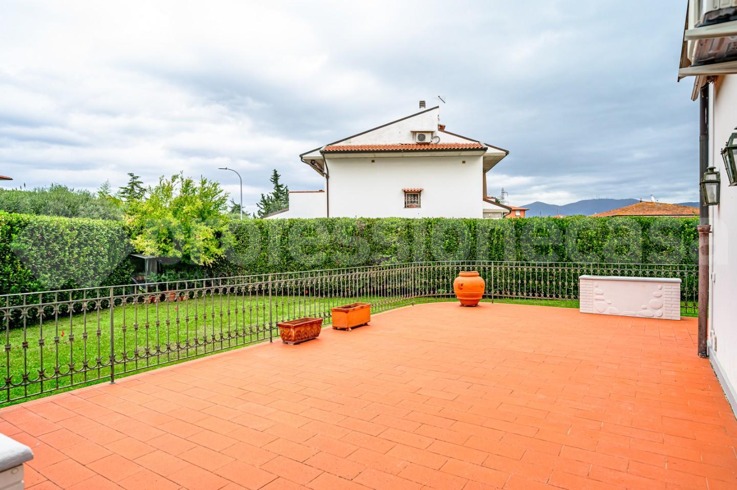 Immagine 5 di Villa in vendita  a Pisa