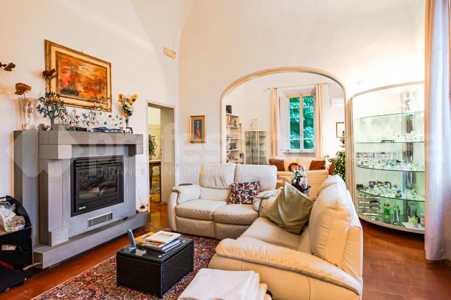 Immagine 12 di Villa in vendita  a Pisa