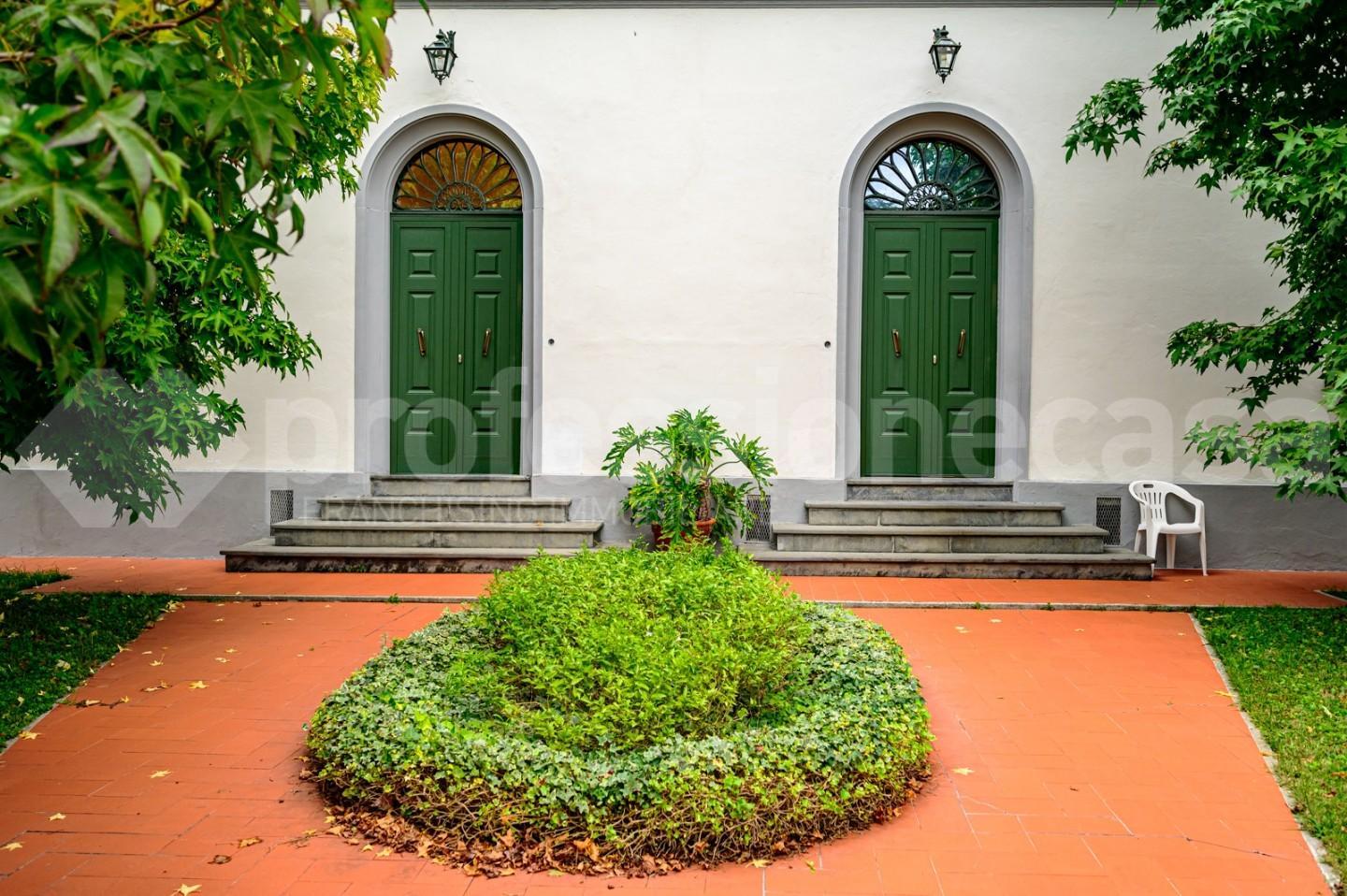 Immagine 2 di Villa in vendita  a Pisa