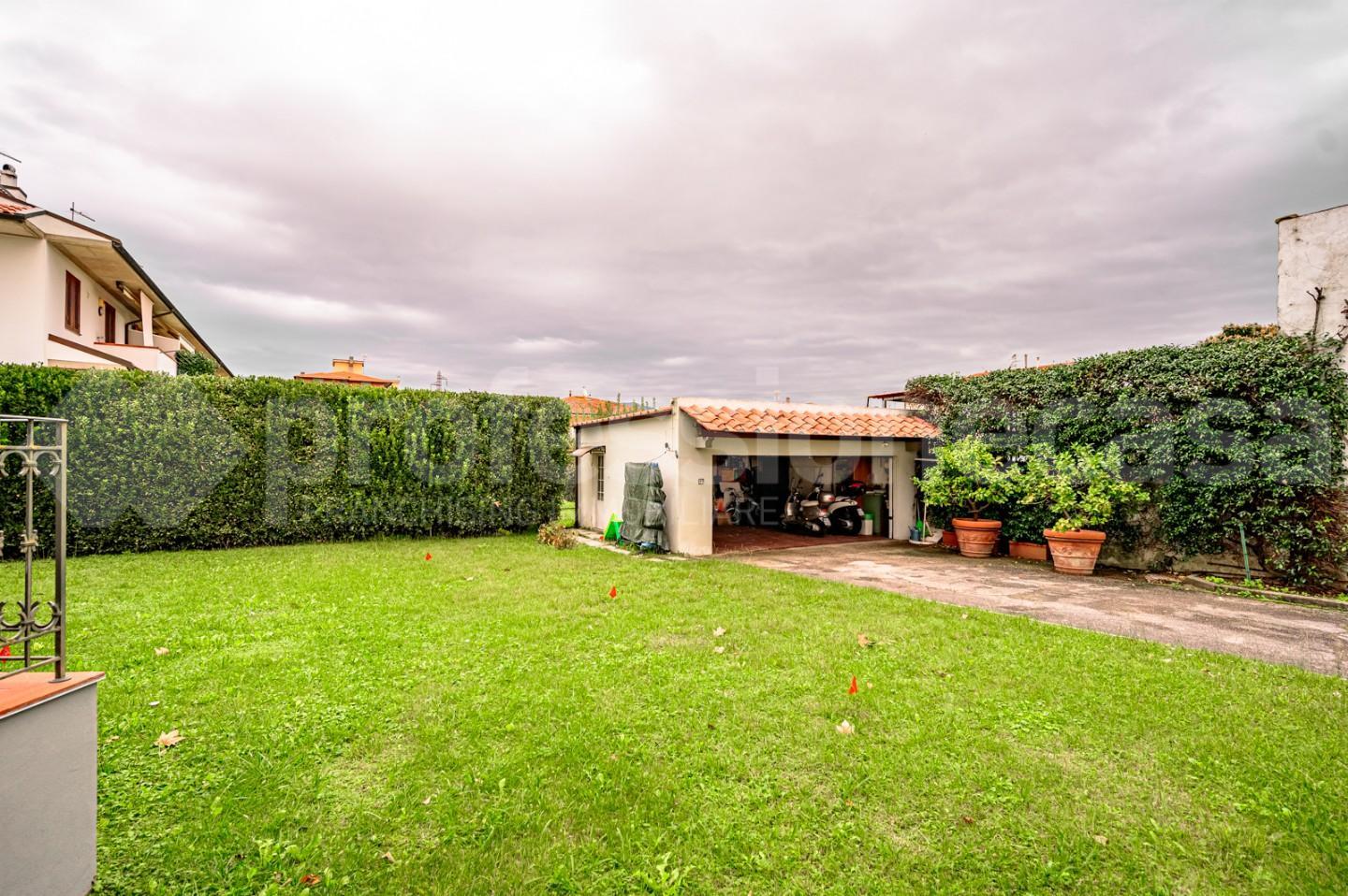 Immagine 6 di Villa in vendita  a Pisa