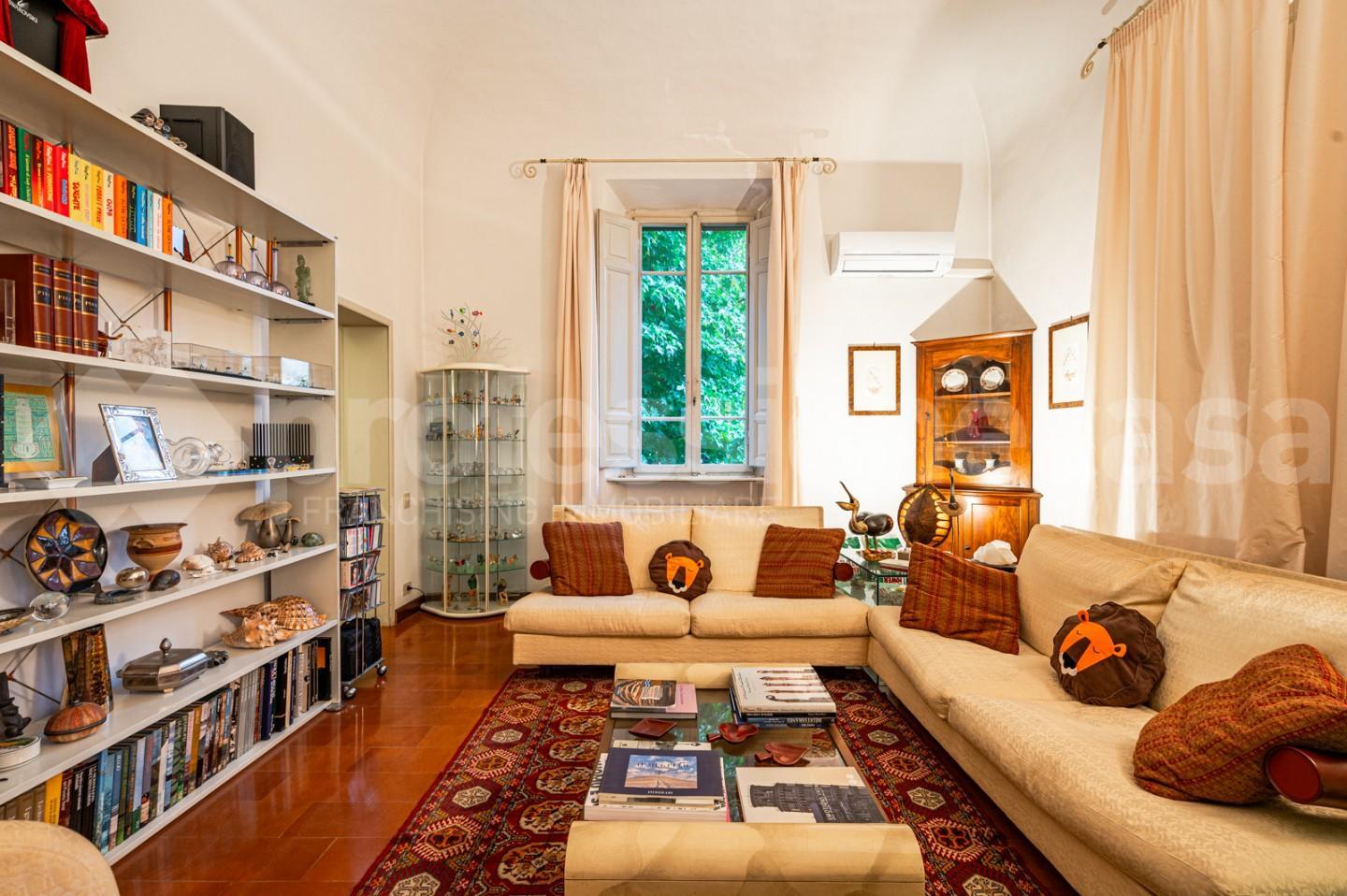 Immagine 9 di Villa in vendita  a Pisa