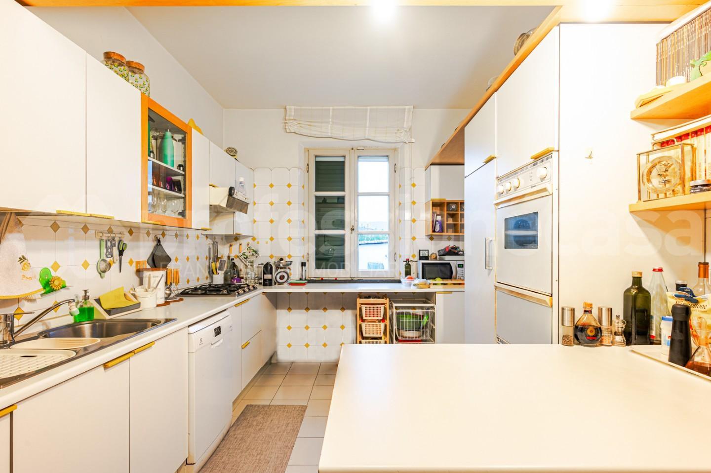 Immagine 14 di Villa in vendita  a Pisa