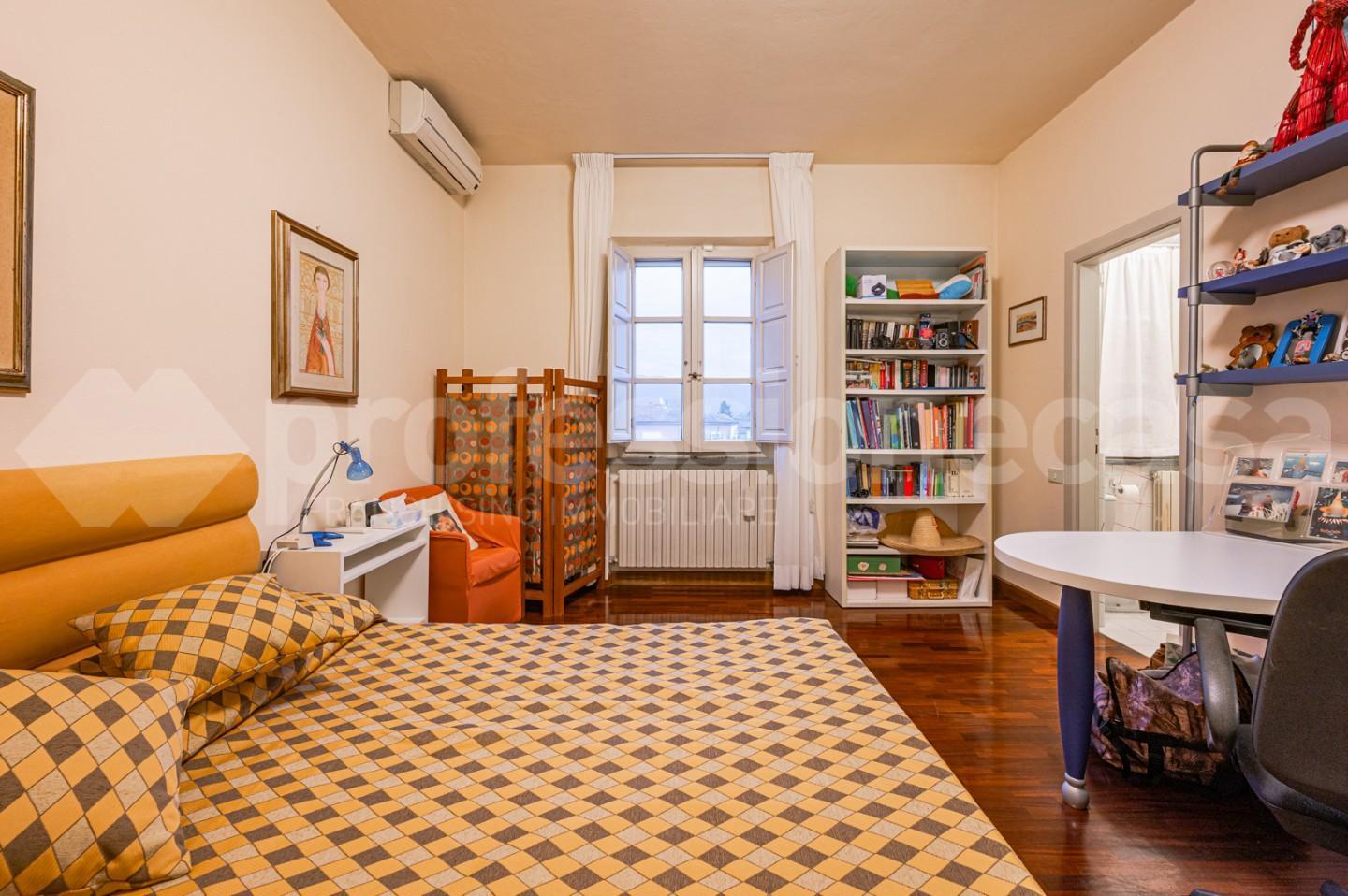 Immagine 18 di Villa in vendita  a Pisa