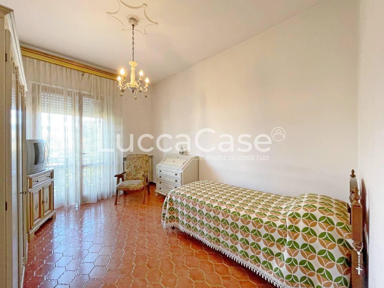 Immagine 14 di Villa in vendita  a Capannori