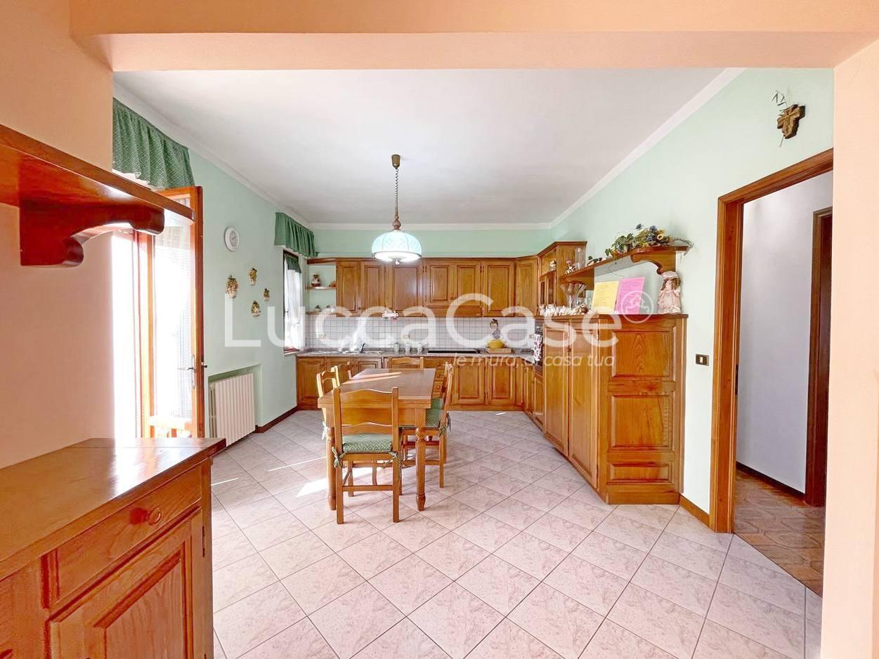 Immagine 7 di Villa in vendita  a Capannori