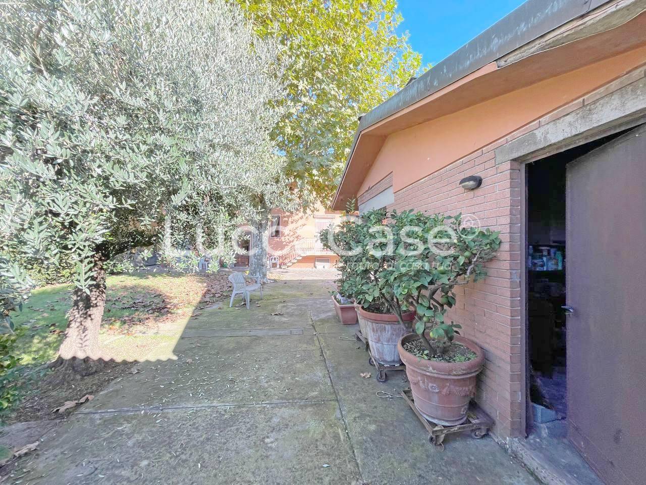 Immagine 29 di Villa in vendita  a Capannori