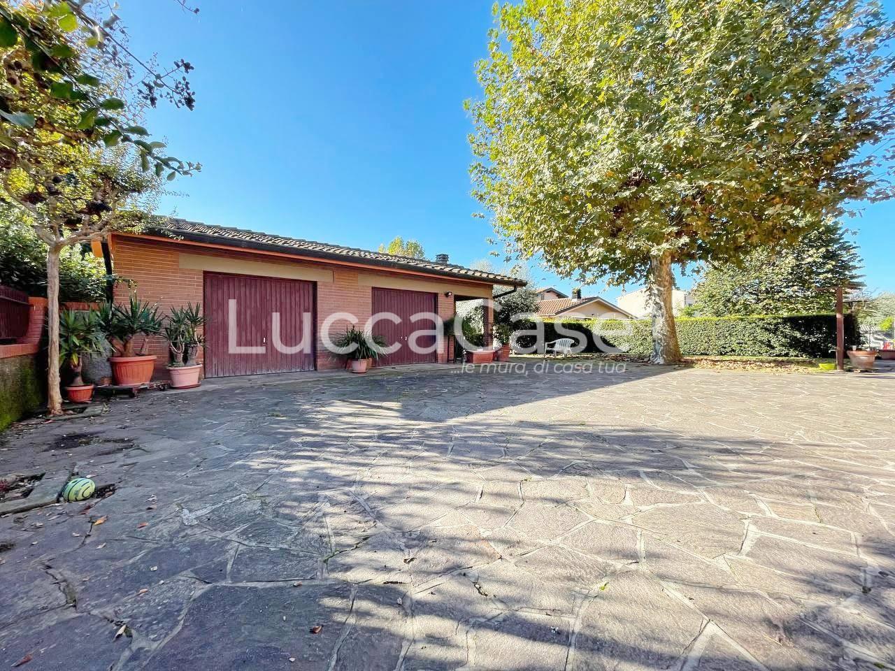 Immagine 30 di Villa in vendita  a Capannori