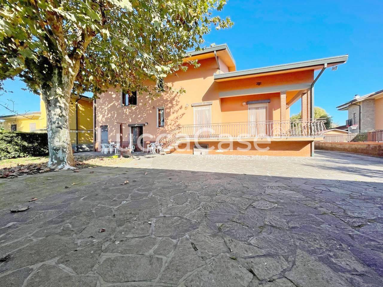 Immagine 2 di Villa in vendita  a Capannori