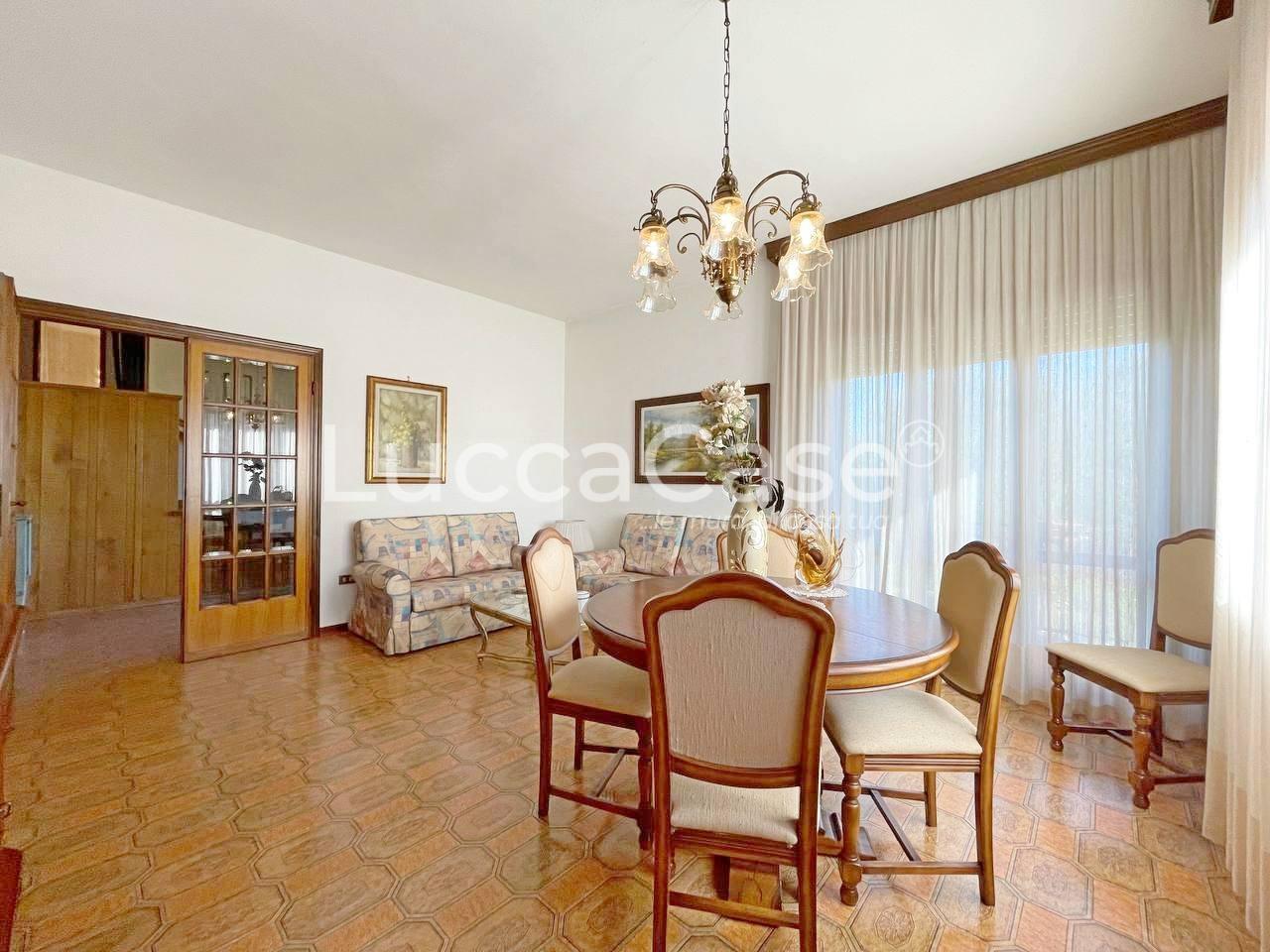 Immagine 10 di Villa in vendita  a Capannori