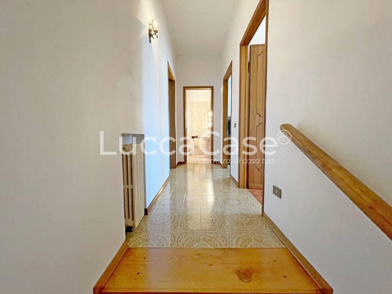 Immagine 16 di Villa in vendita  a Capannori