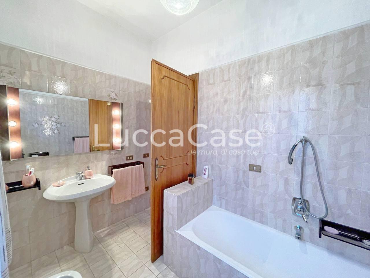 Immagine 19 di Villa in vendita  a Capannori