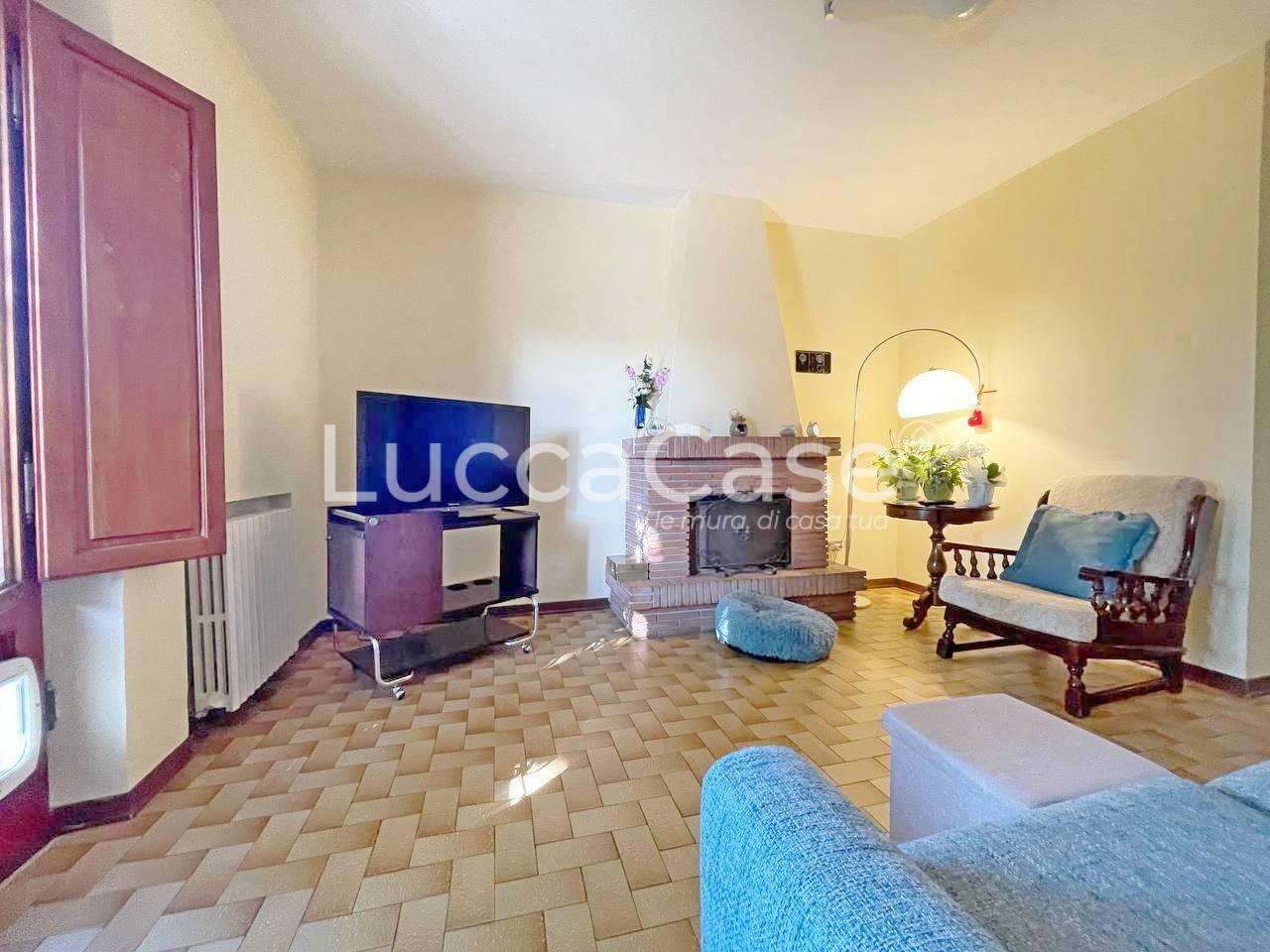 Immagine 22 di Villa in vendita  a Capannori