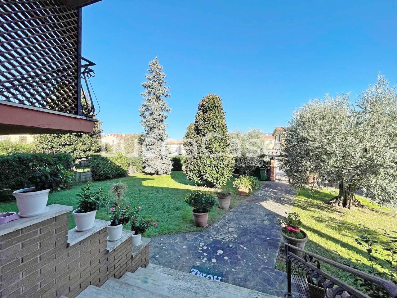 Immagine 23 di Villa in vendita  a Capannori