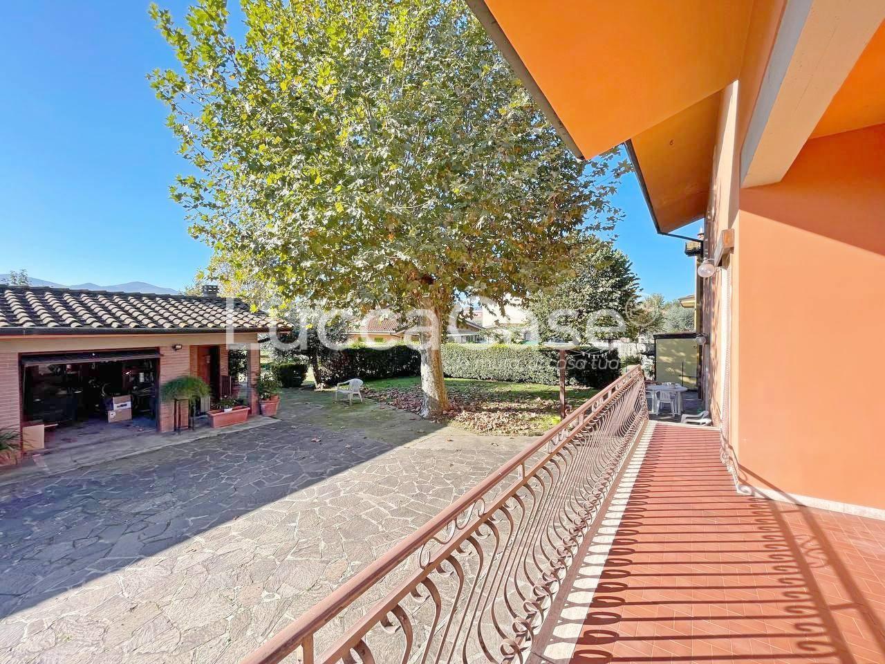 Immagine 12 di Villa in vendita  a Capannori