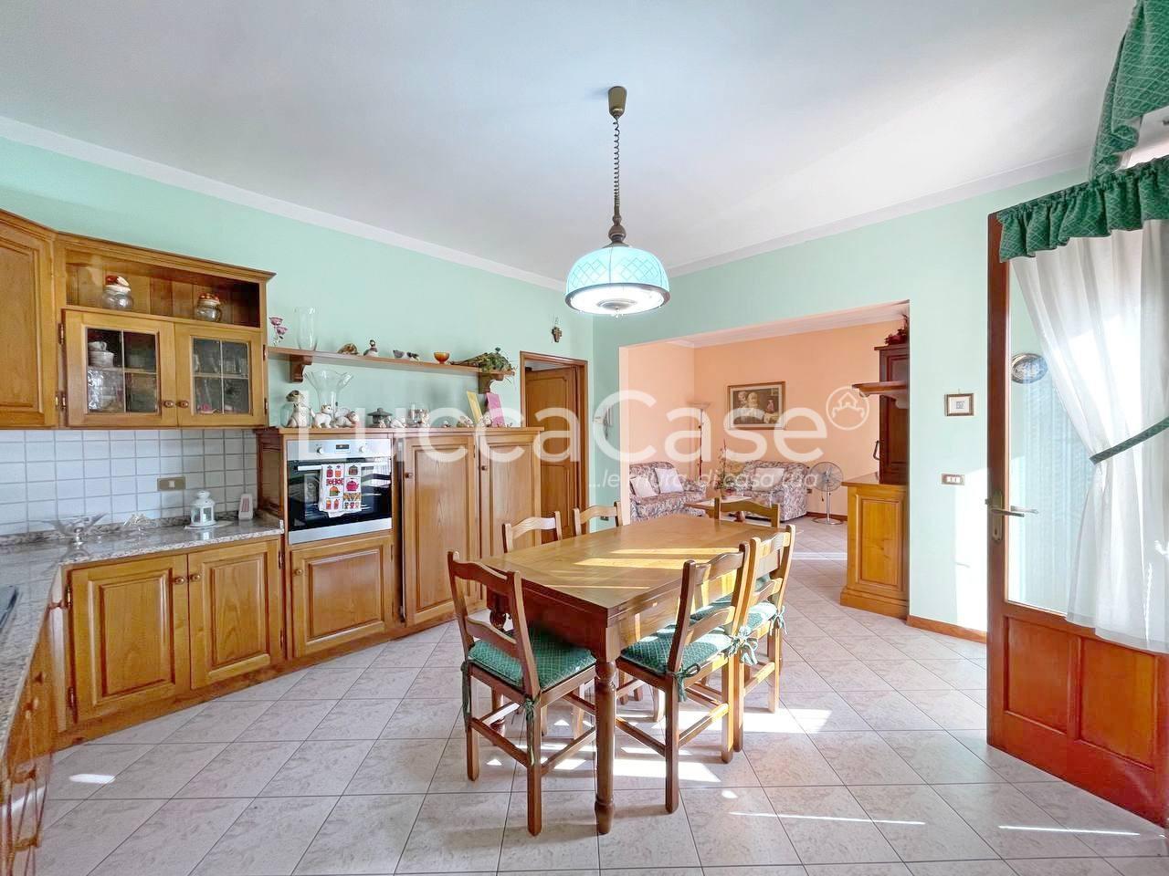 Immagine 8 di Villa in vendita  a Capannori