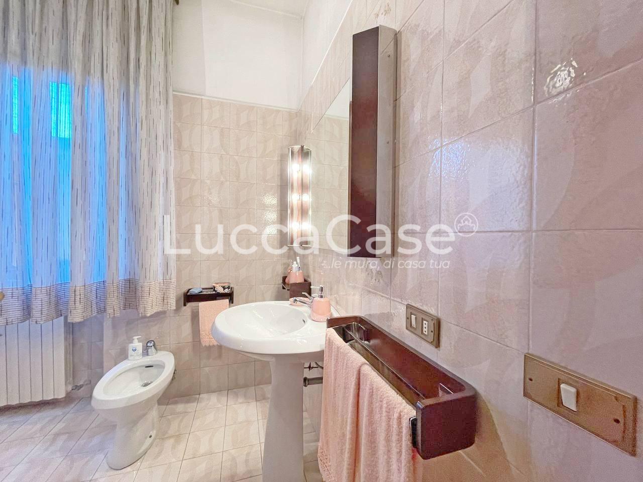 Immagine 17 di Villa in vendita  a Capannori