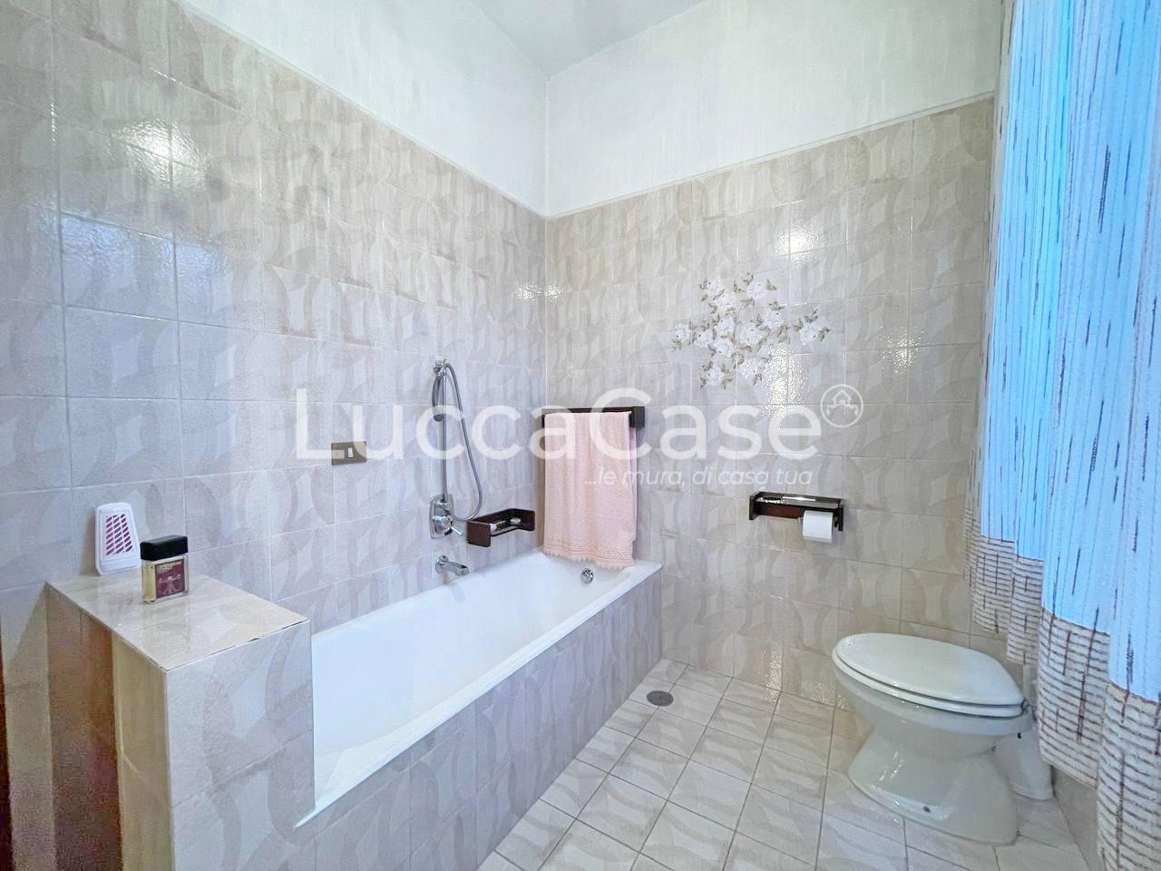 Immagine 20 di Villa in vendita  a Capannori