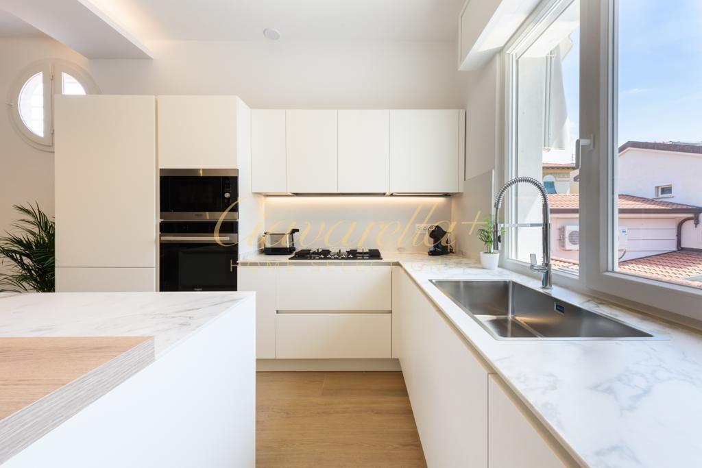 Immagine 17 di Appartamento in affitto  a Forte Dei Marmi