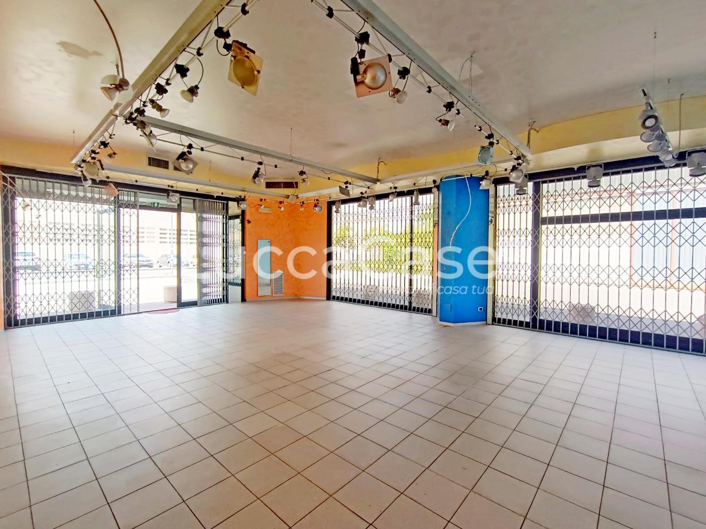 Immagine 7 di Locale commerciale in affitto  a Lucca