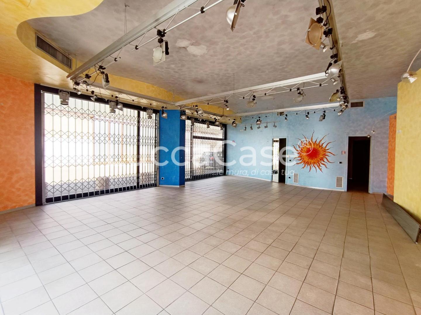 Immagine 3 di Locale commerciale in affitto  a Lucca