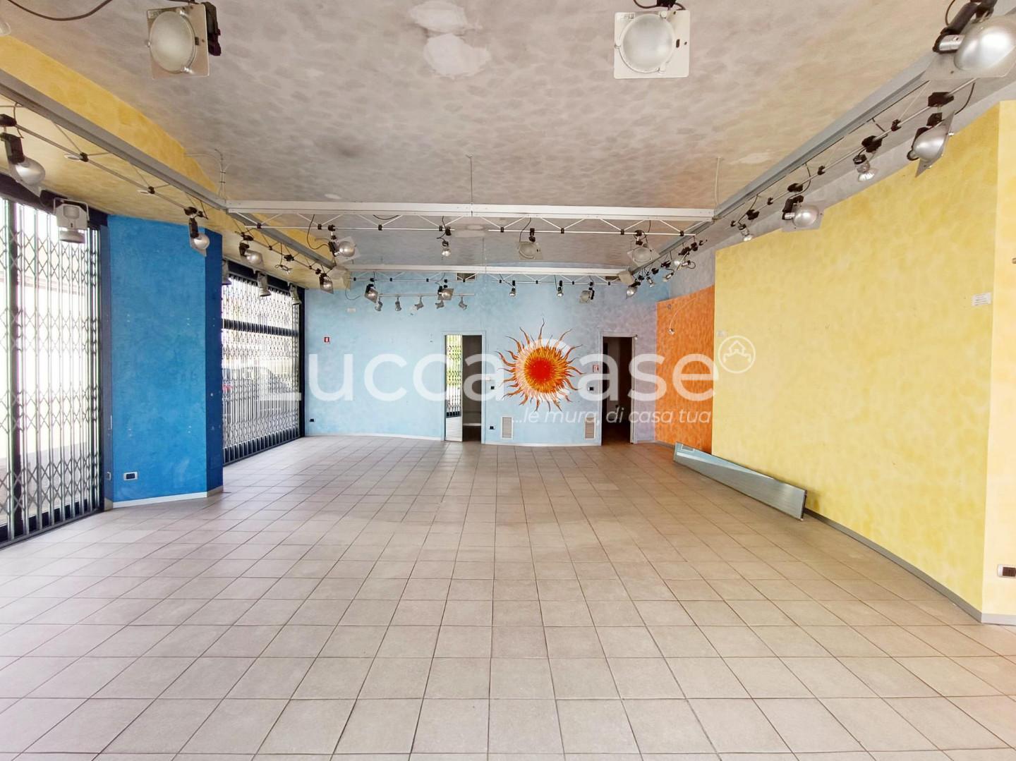 Immagine 5 di Locale commerciale in affitto  a Lucca