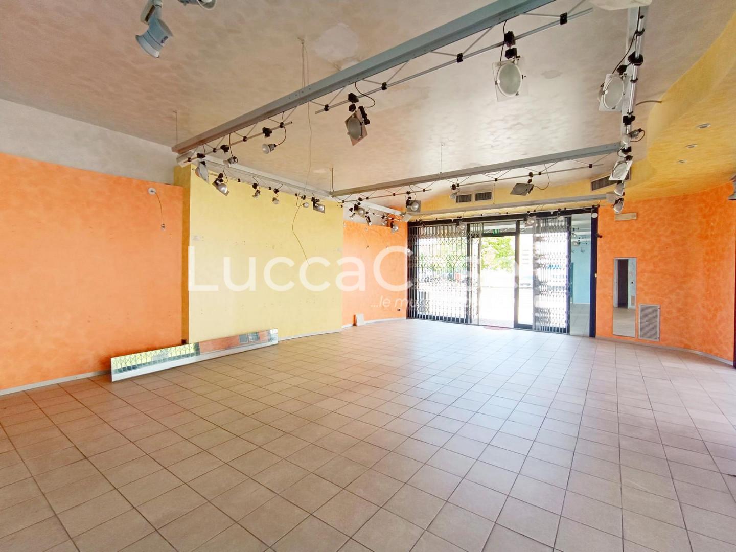 Immagine 2 di Locale commerciale in affitto  a Lucca