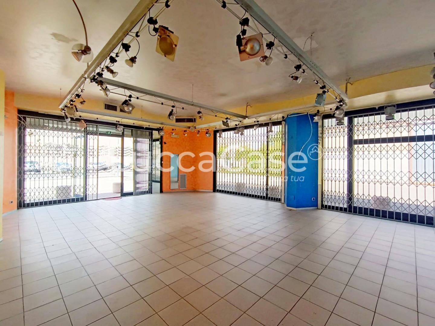 Immagine 6 di Locale commerciale in affitto  a Lucca