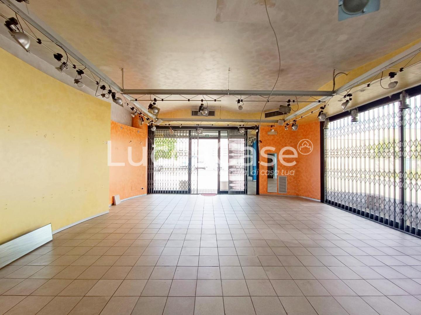 Immagine 4 di Locale commerciale in affitto  a Lucca