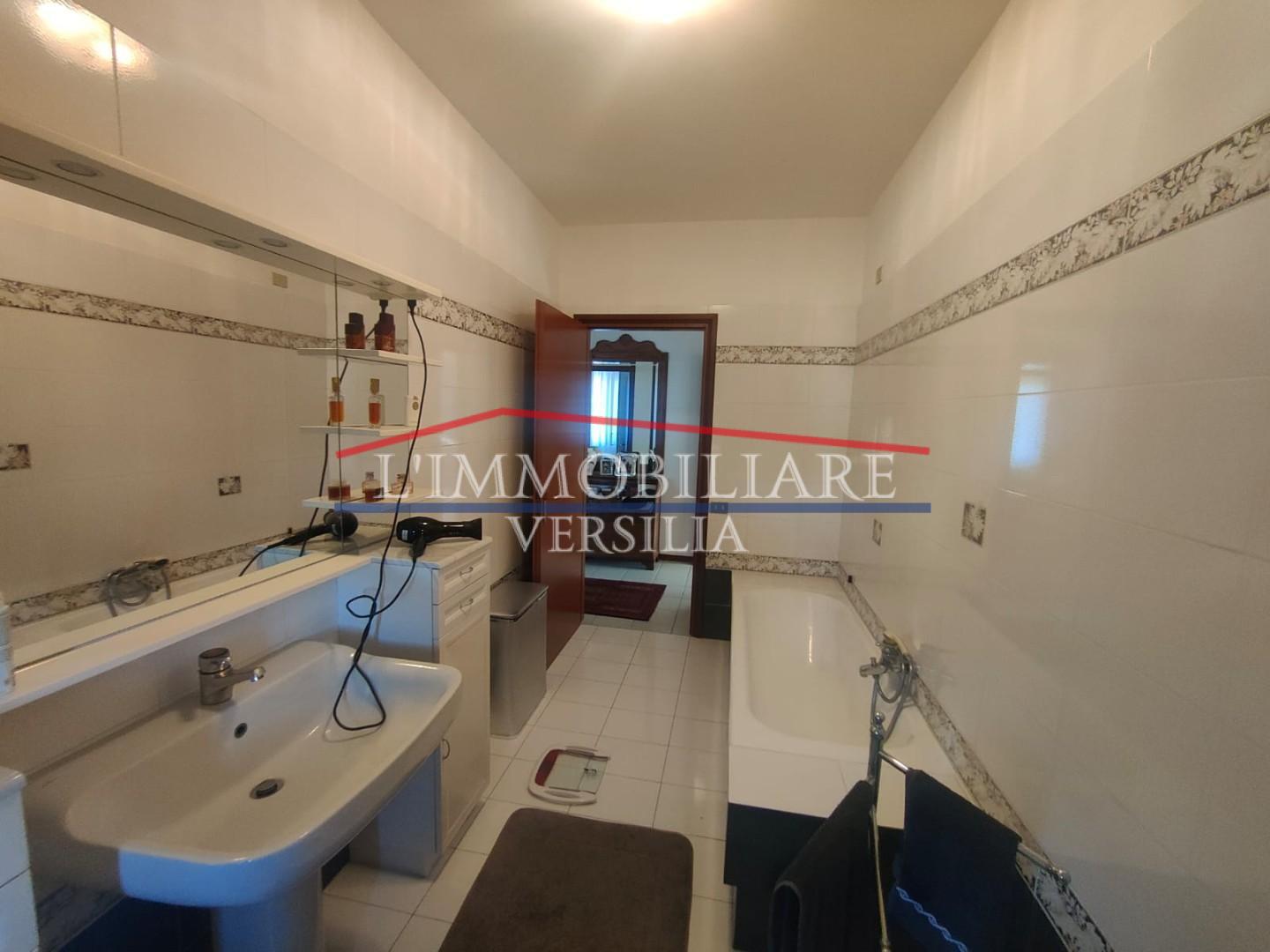 Immagine 16 di Appartamento in vendita  a Massa