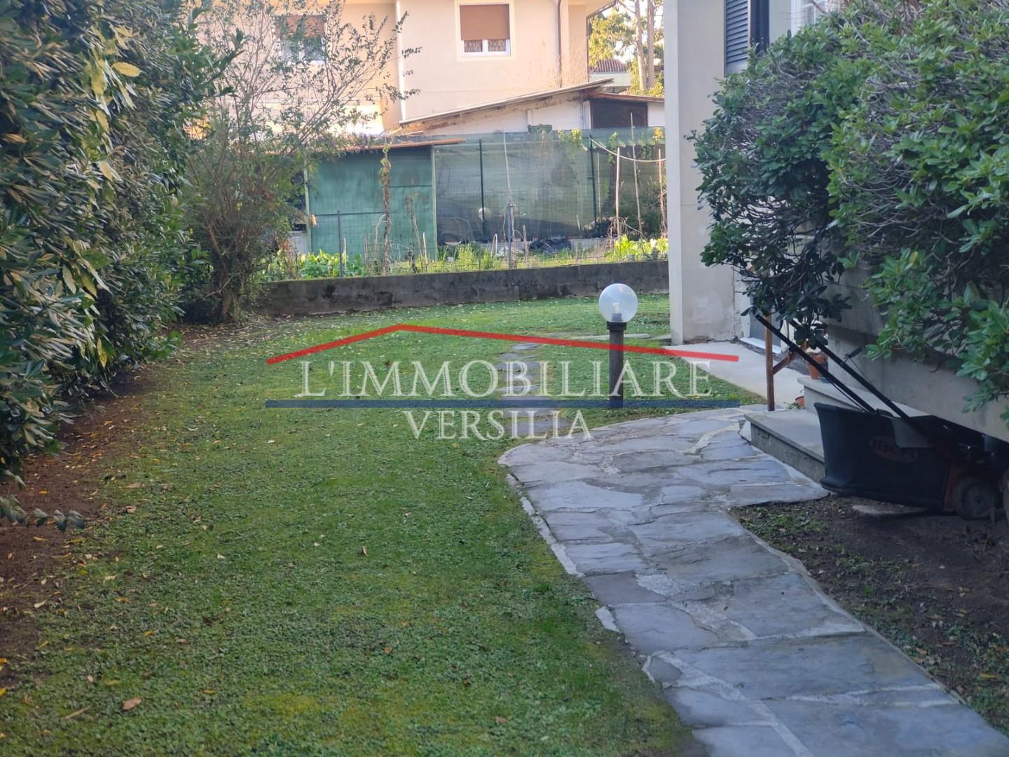 Immagine 37 di Appartamento in vendita  a Massa