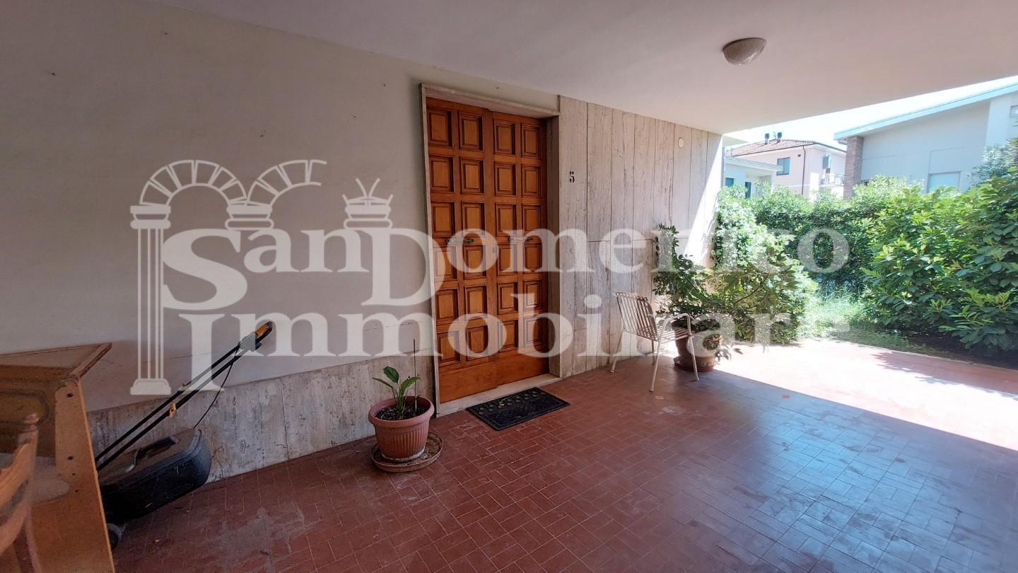 Immagine 5 di Villa in vendita  a Cascina