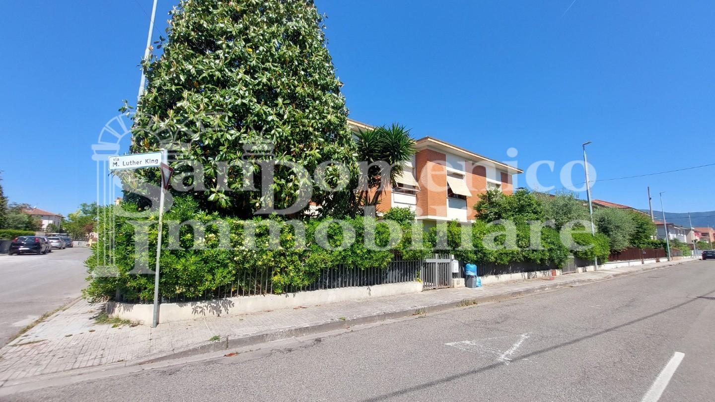 Immagine 1 di Villa in vendita  a Cascina