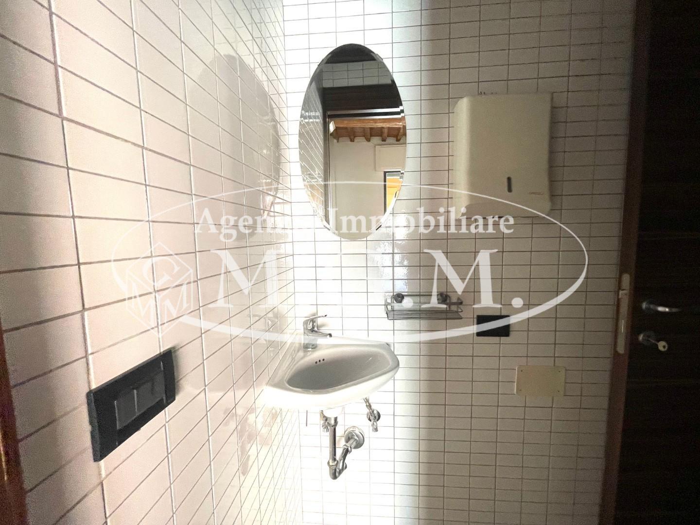 Immagine 7 di Locale commerciale in affitto  a Cascina