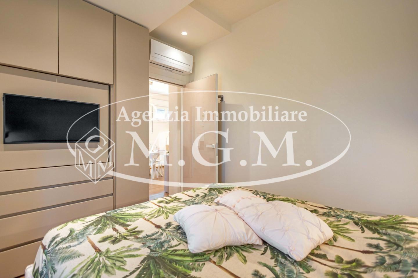 Immagine 14 di Appartamento in vendita  a Camaiore