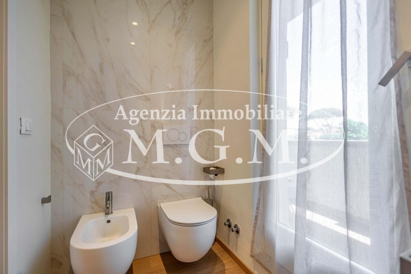 Immagine 10 di Appartamento in vendita  a Camaiore