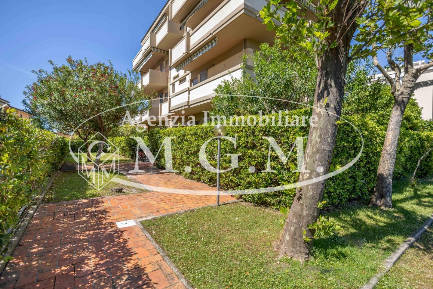 Immagine 2 di Appartamento in vendita  a Camaiore