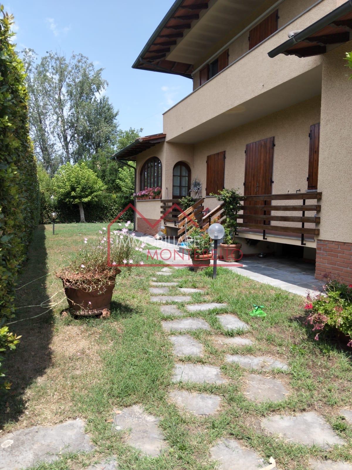 Immagine 30 di Villa in vendita  a Forte Dei Marmi