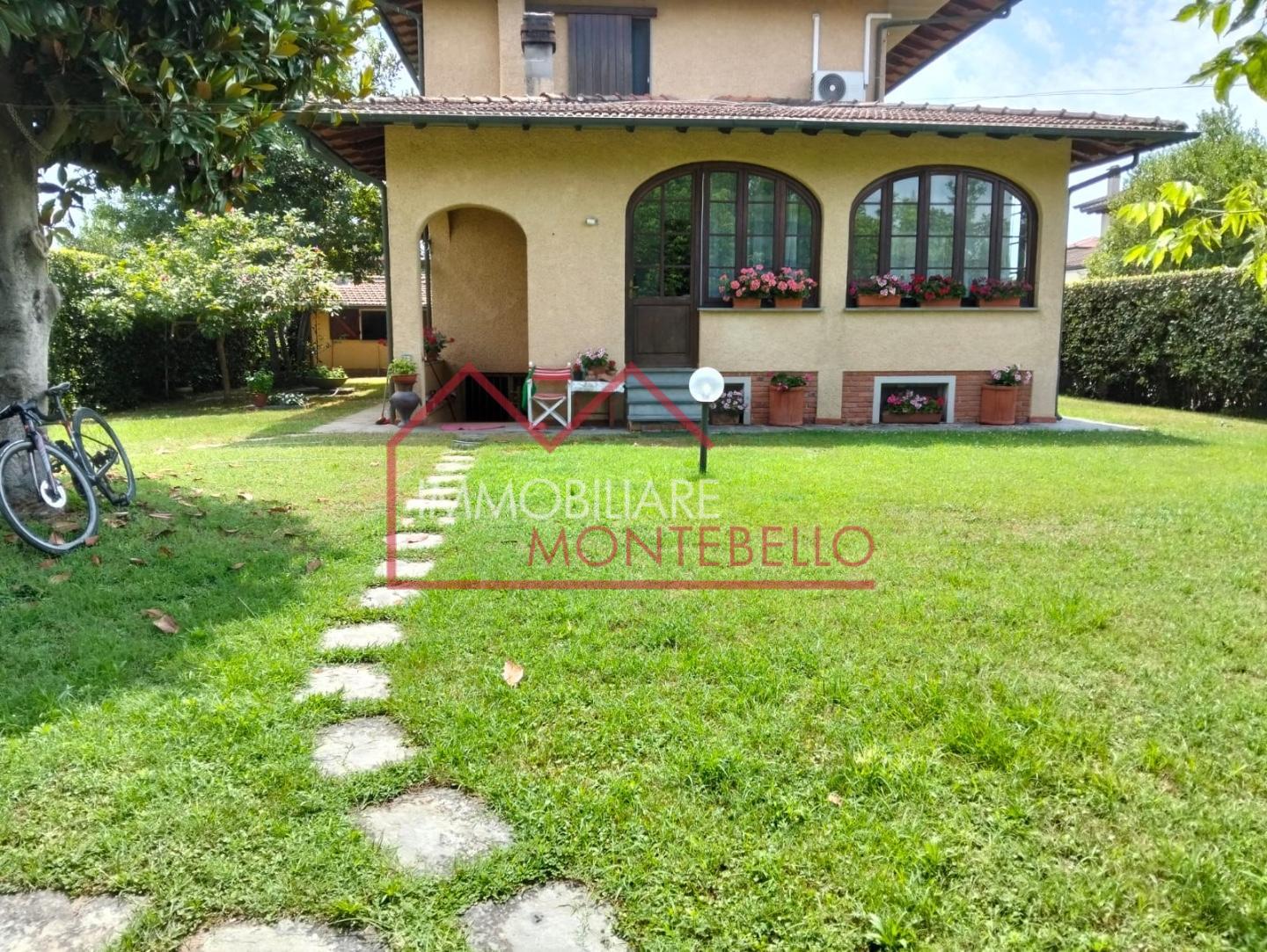 Immagine 27 di Villa in vendita  a Forte Dei Marmi