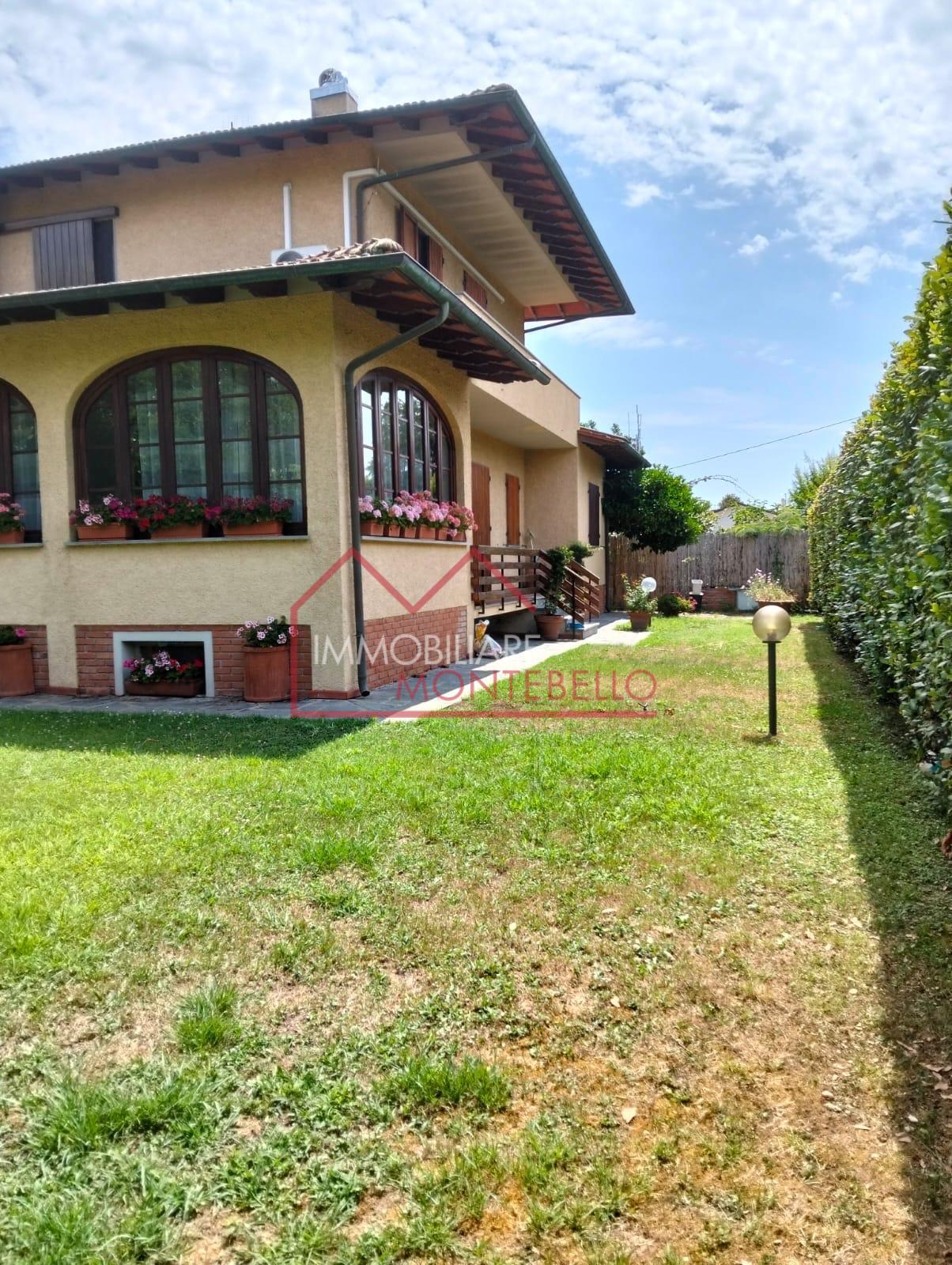 Immagine 28 di Villa in vendita  a Forte Dei Marmi