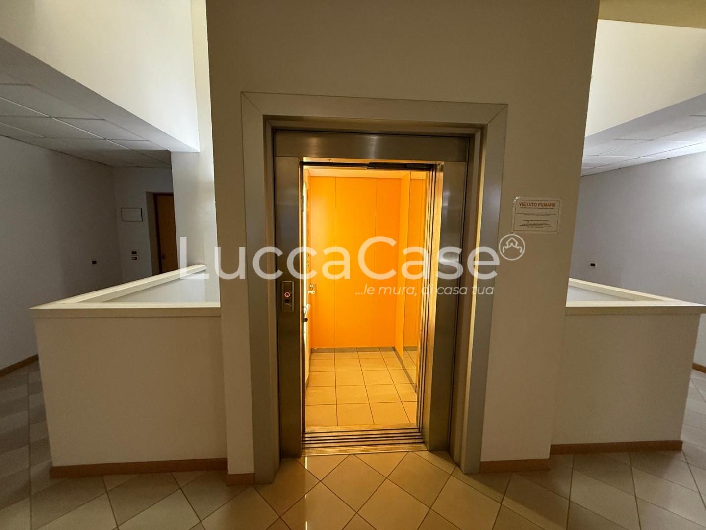 Immagine 6 di Ufficio in vendita  a Capannori