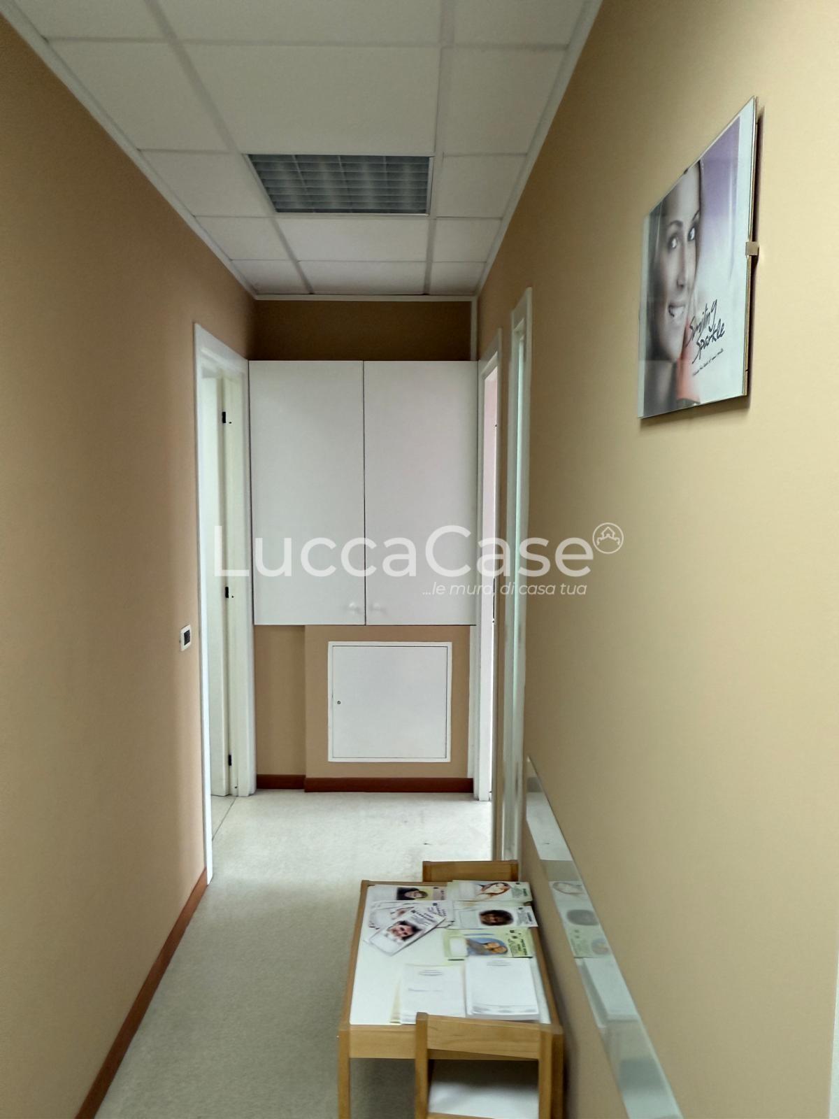 Immagine 4 di Ufficio in vendita  a Capannori