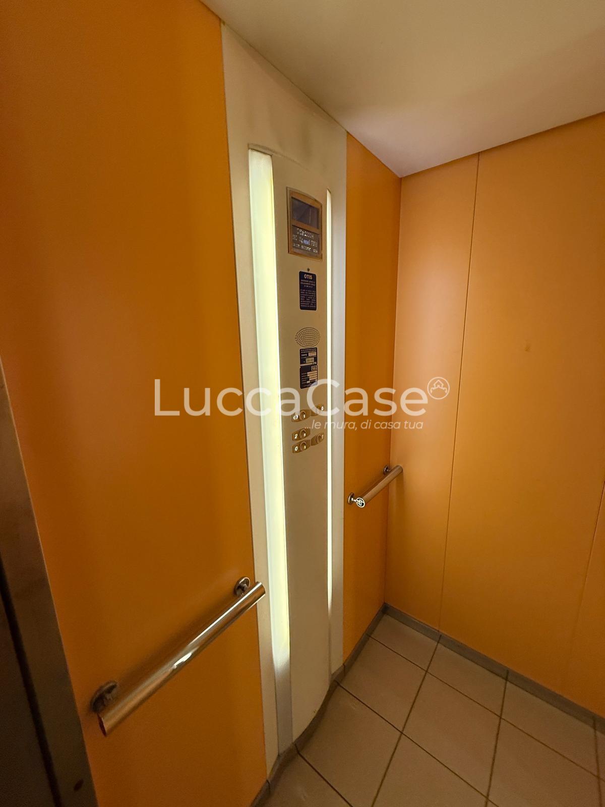 Immagine 7 di Ufficio in vendita  a Capannori