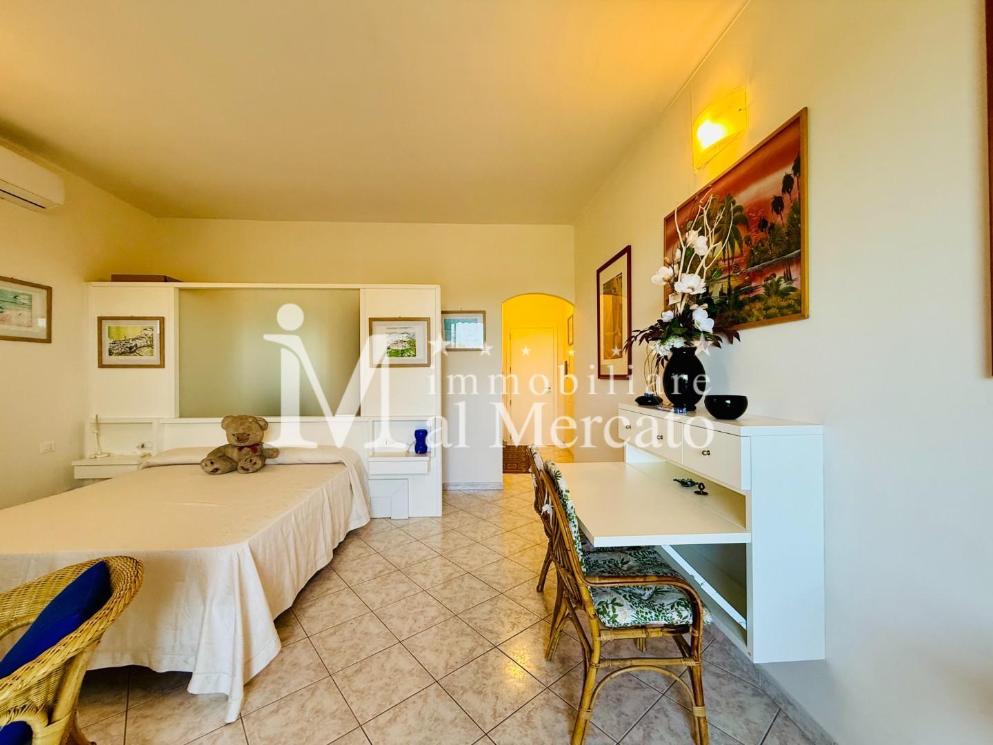 Immagine 38 di Appartamento in vendita  a Viareggio